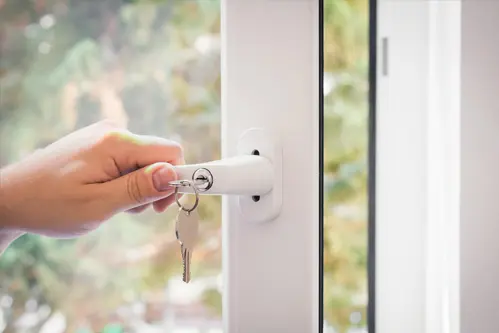 fenetres-pvc-securite Fenêtre PVC avec sécurité renforcée installée par un menuisier à Saumur