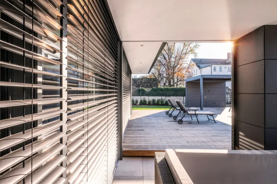 modern-eco-brise-soleil-orientable-ouvert Brise-soleil orientable en position ouverte, gestion optimale de la lumière naturelle