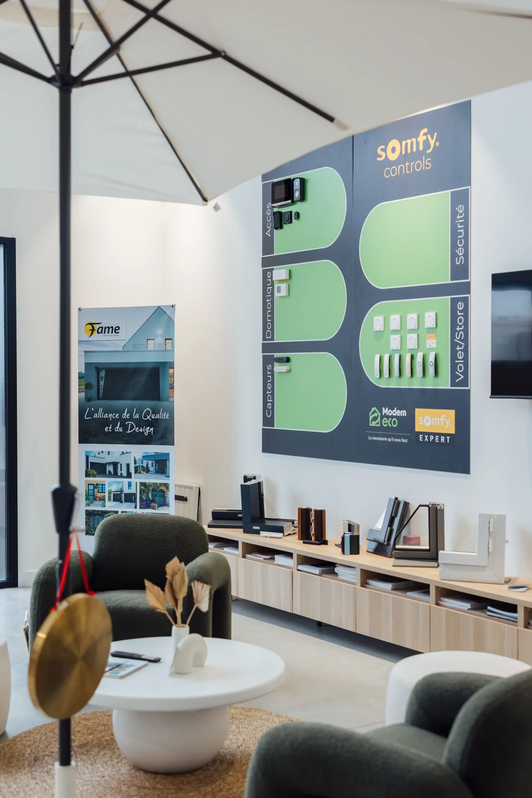 Espace showroom de Modern Eco présentant des solutions domotiques et menuiseries aluminium