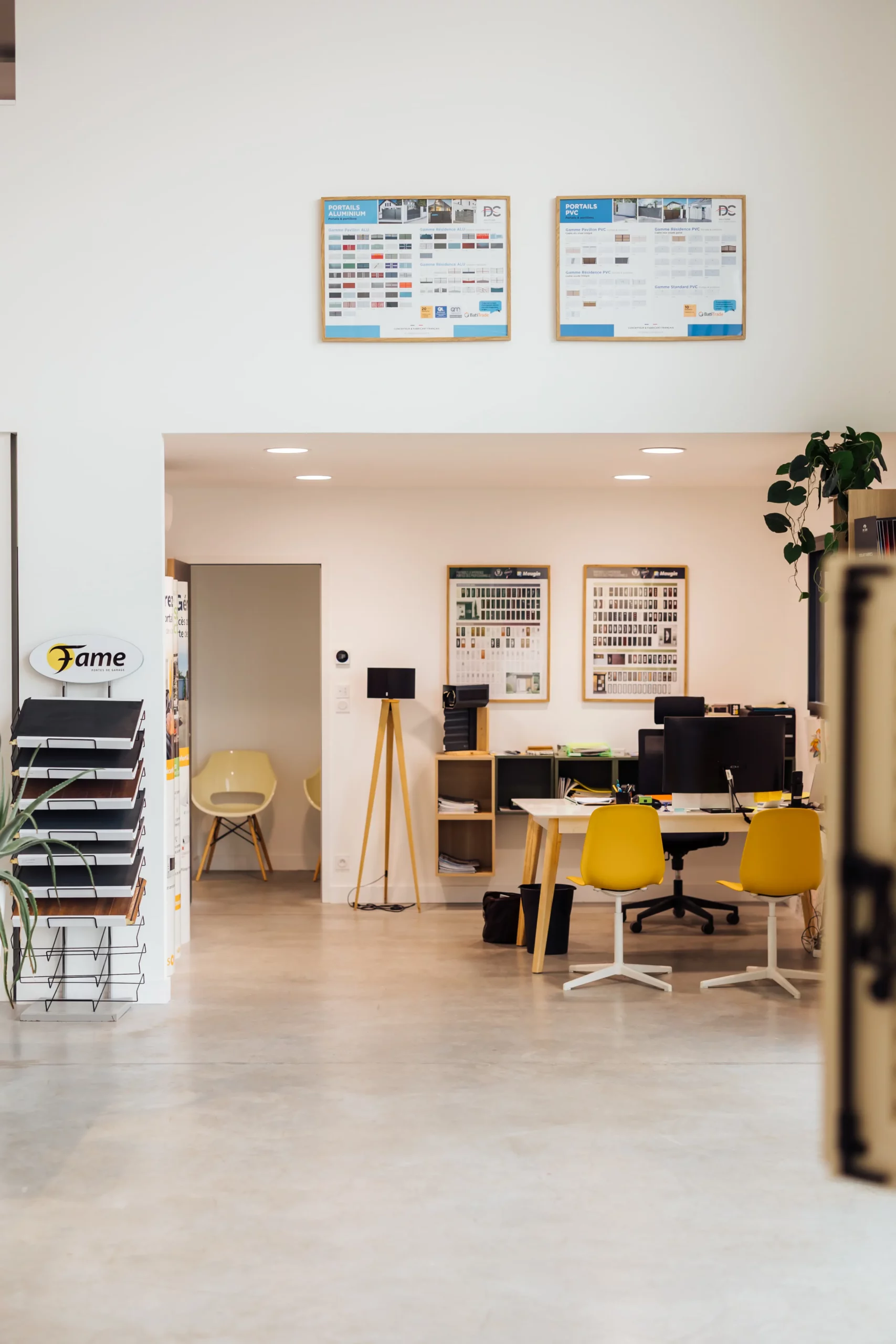 Vue intérieure des bureaux de l’agence Modern Eco avec mobilier moderne et affiches techniques murales